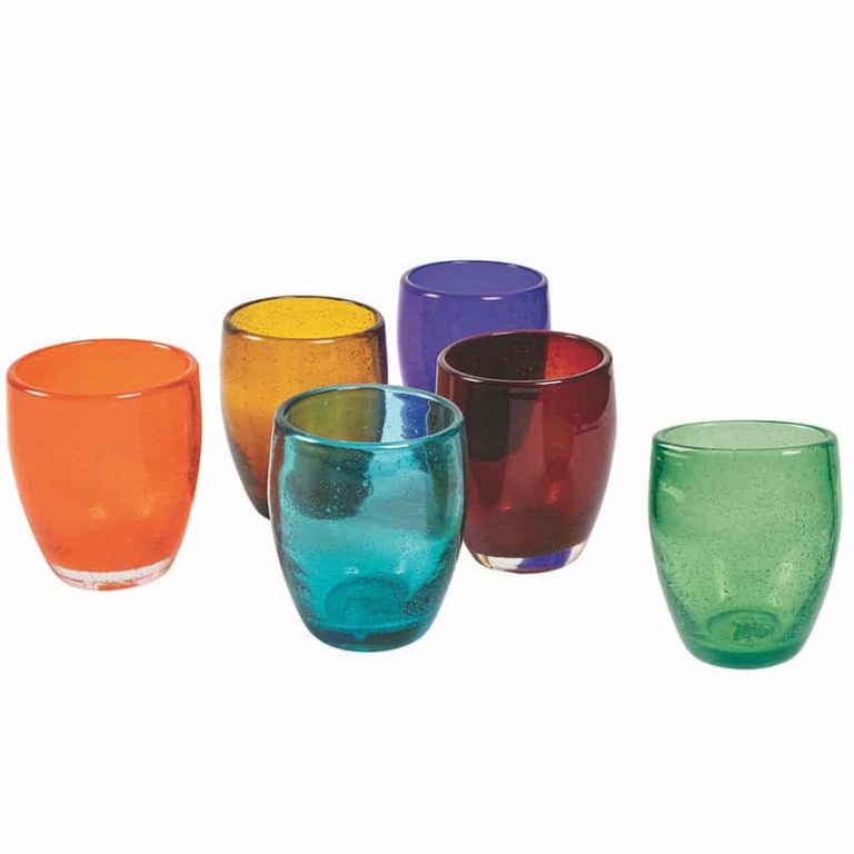 Glas med rundad kant som är munblåsta och handgjorda i olika färger
